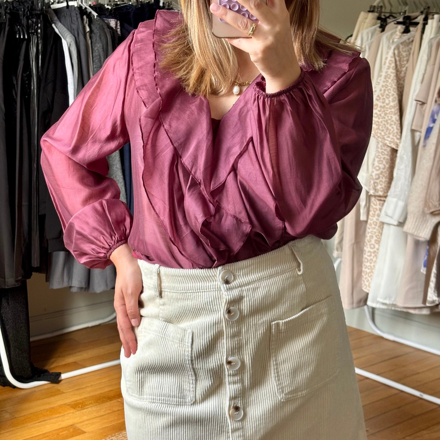 Chemise satinée à volants bordeaux