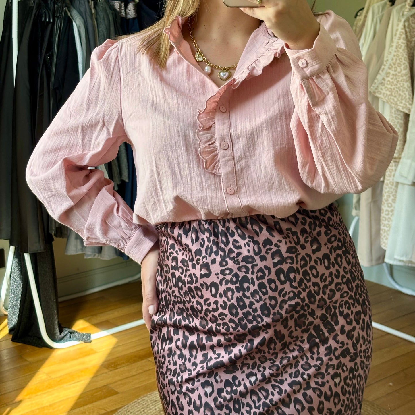 Chemise rose col volanté