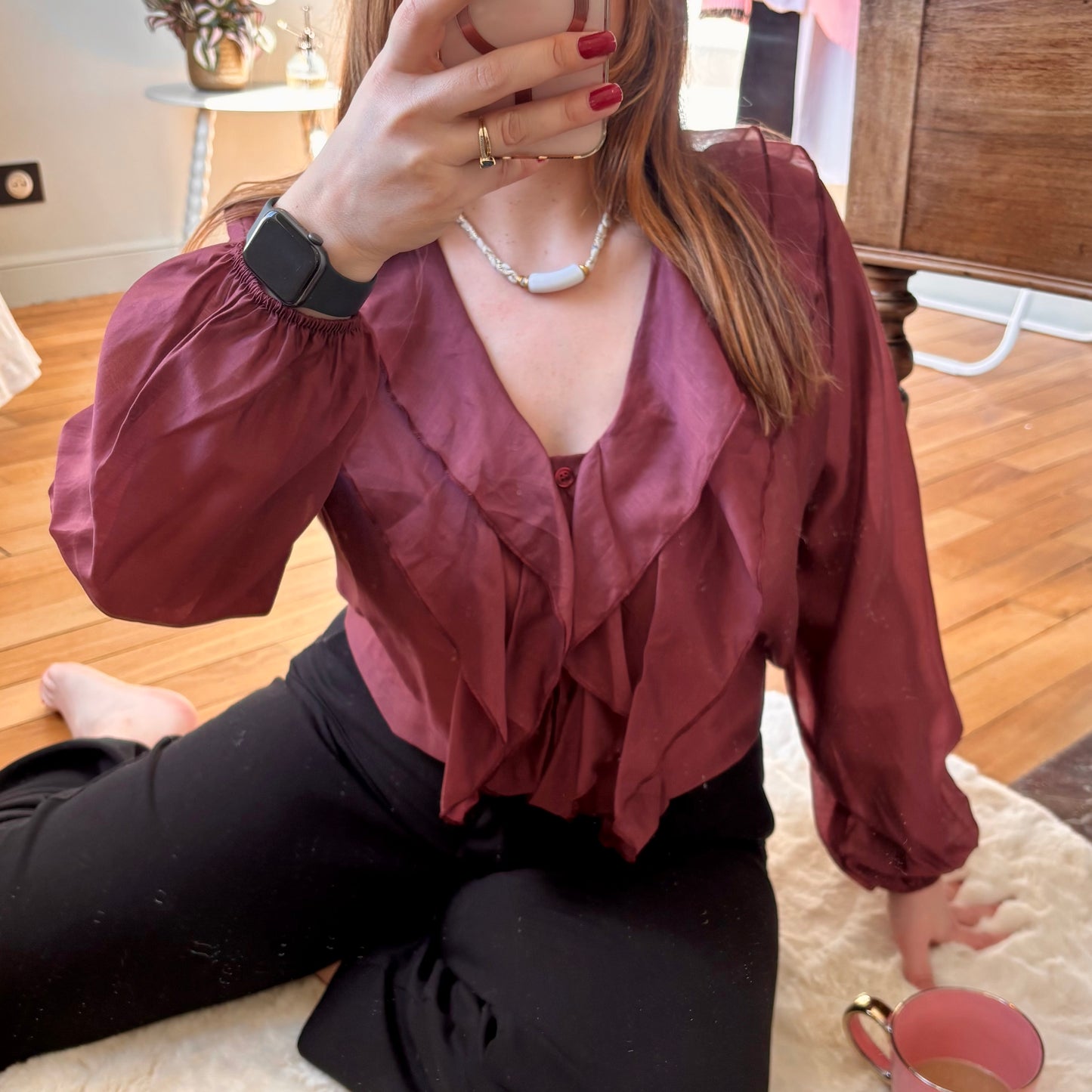 Chemise satinée col à volants