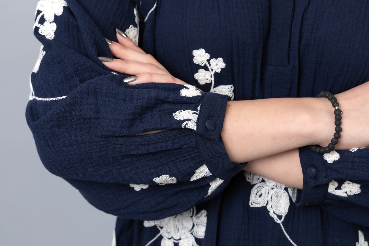 Robe courte bleu à fleurs blanches brodées