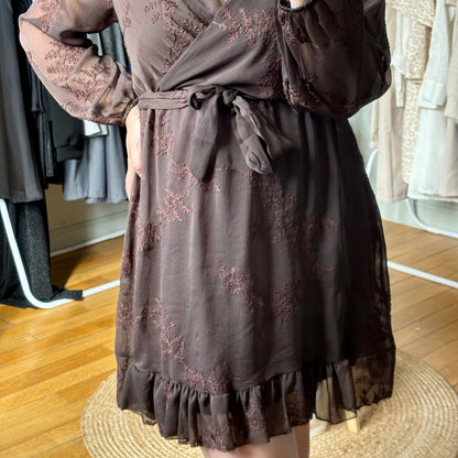 Robe porte feuille en voile brodé chocolat