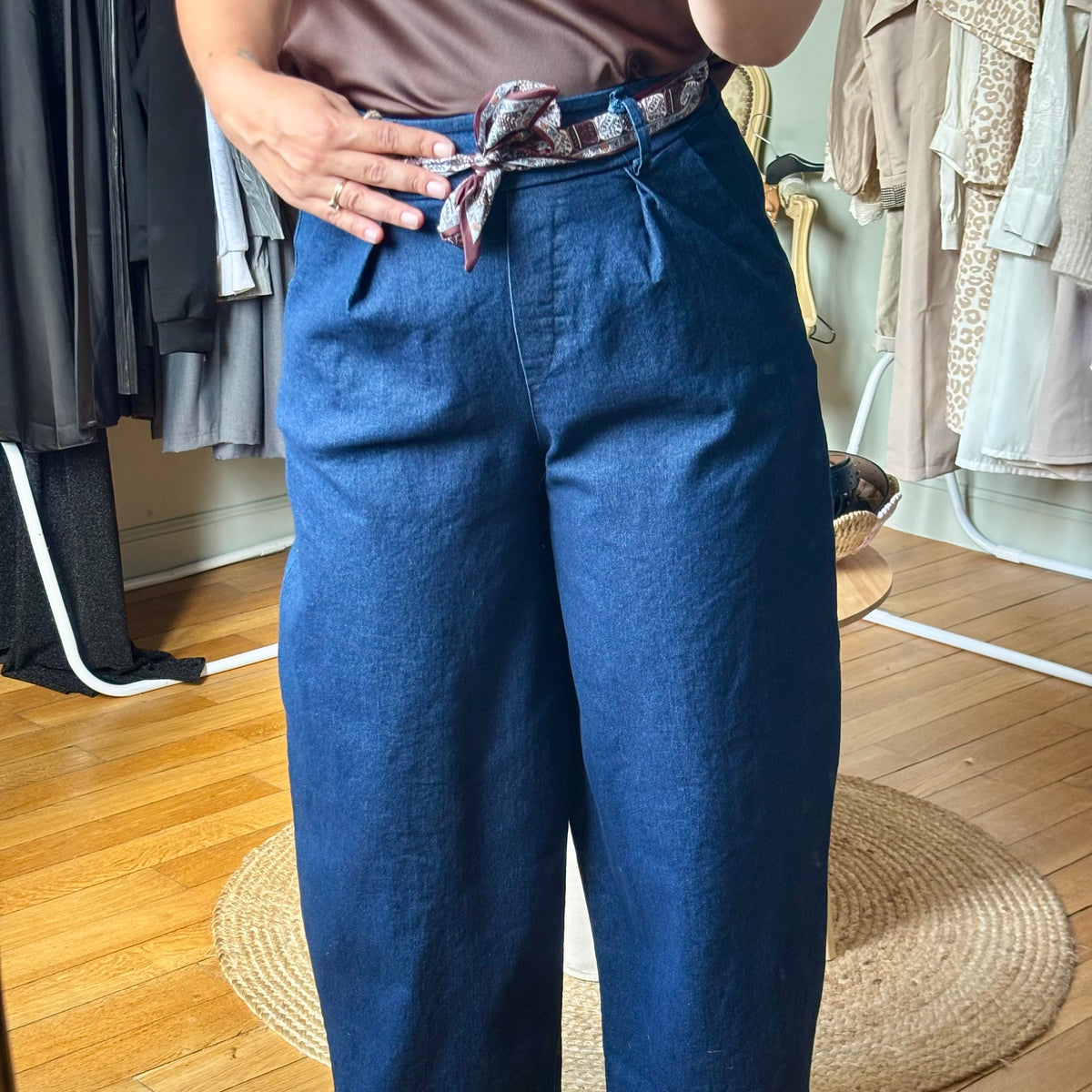Jean coupe barrel avec ceinture foulard