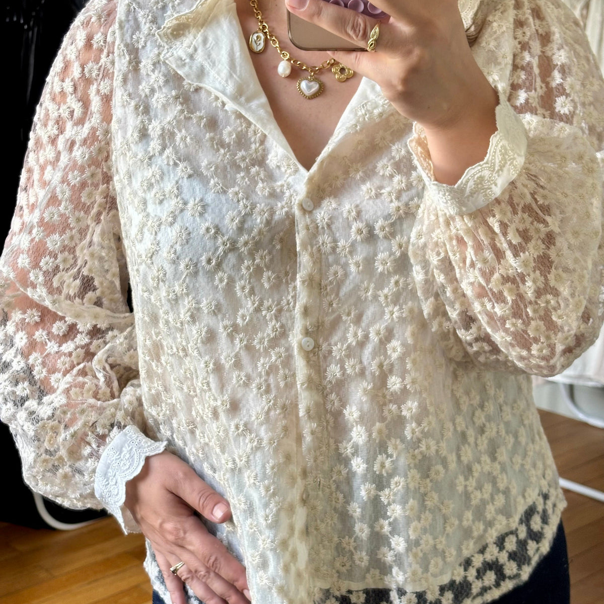 Chemise en dentelle fleurie écrue