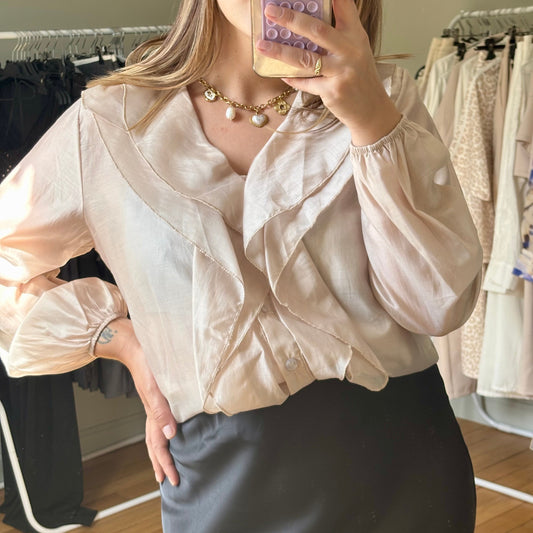 Chemise satinée à volants écrue