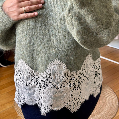 Pull en maille kaki à bordure dentelle