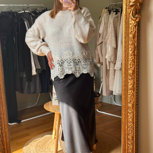 Pull en maille écrue à bordure dentelle