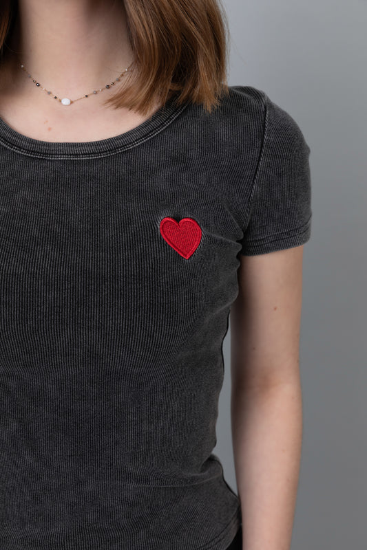 Camiseta de corazón rojo