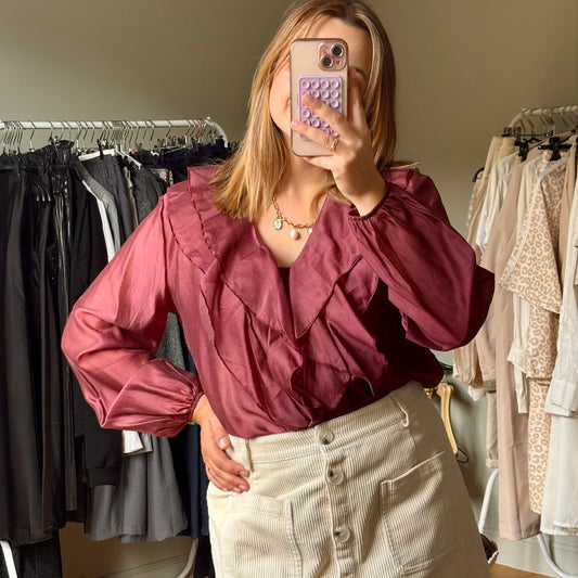 Chemise satinée à volants bordeaux
