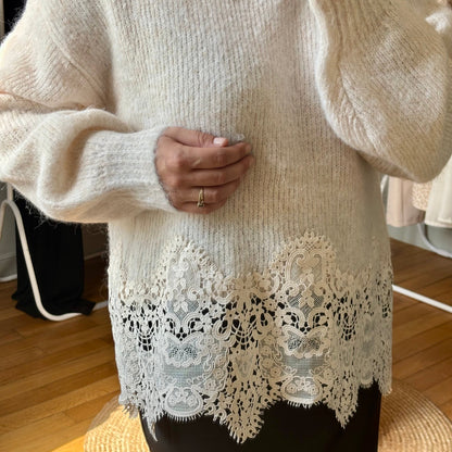 Pull en maille écrue à bordure dentelle