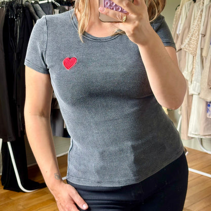 T-shirt gris délavé côtelé à cœur brodé rouge