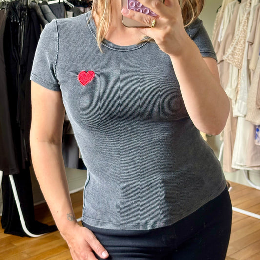 T-shirt gris délavé côtelé à cœur brodé rouge