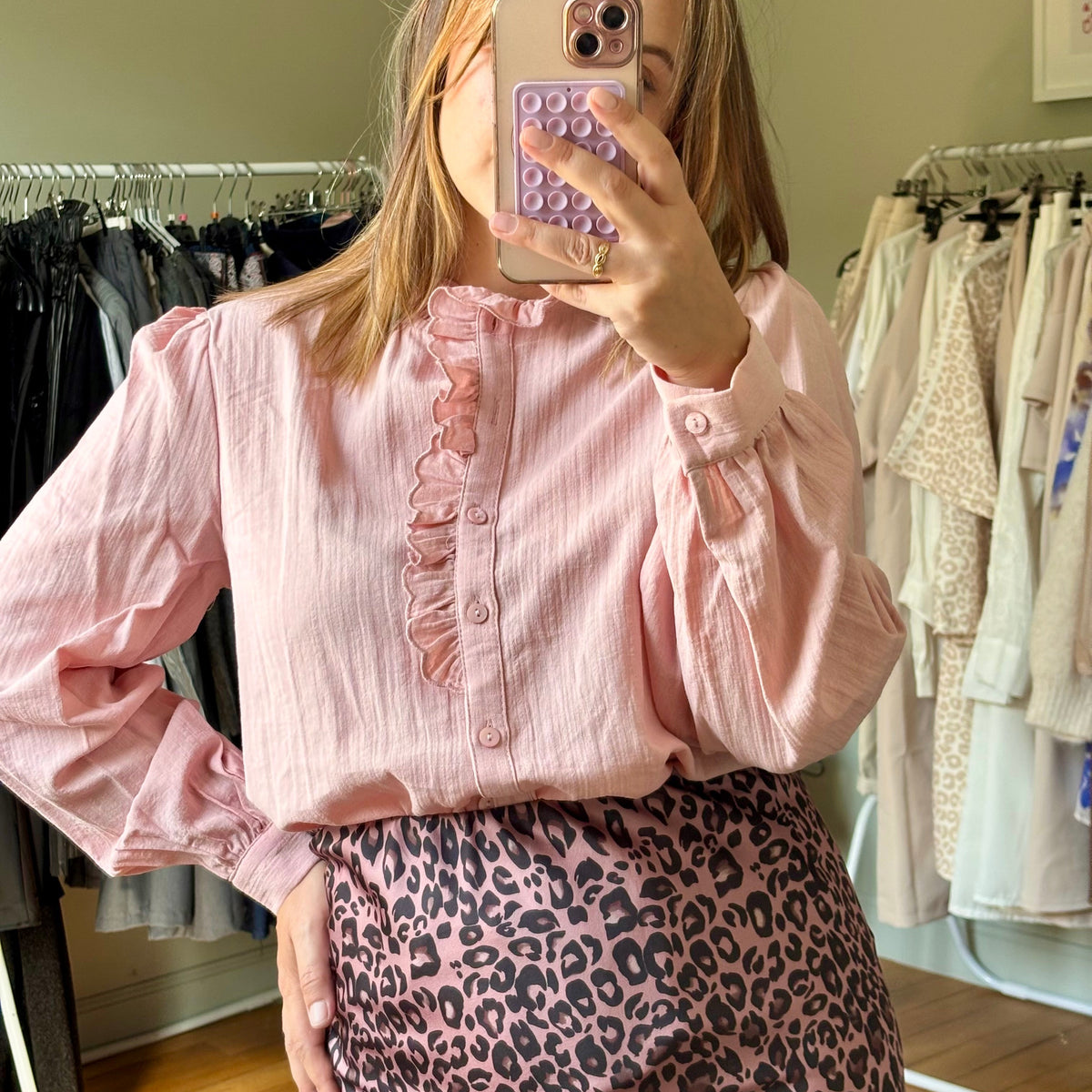 Chemise rose col volanté