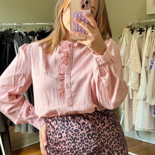 Chemise rose col volanté
