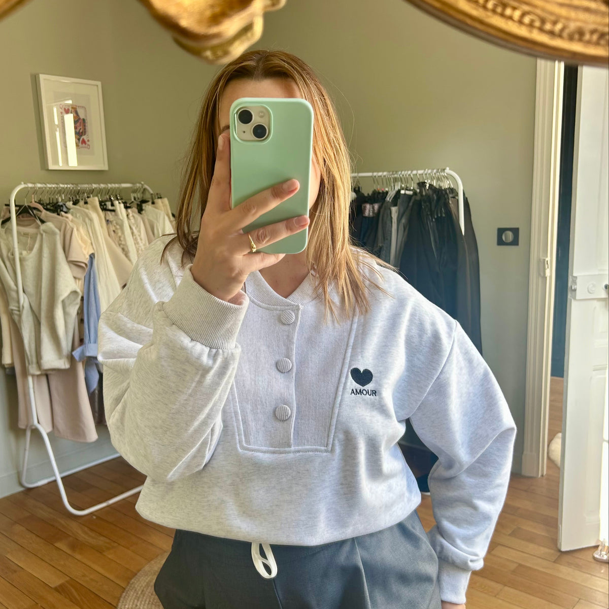 Sweat col boutonné gris chiné « Amour »