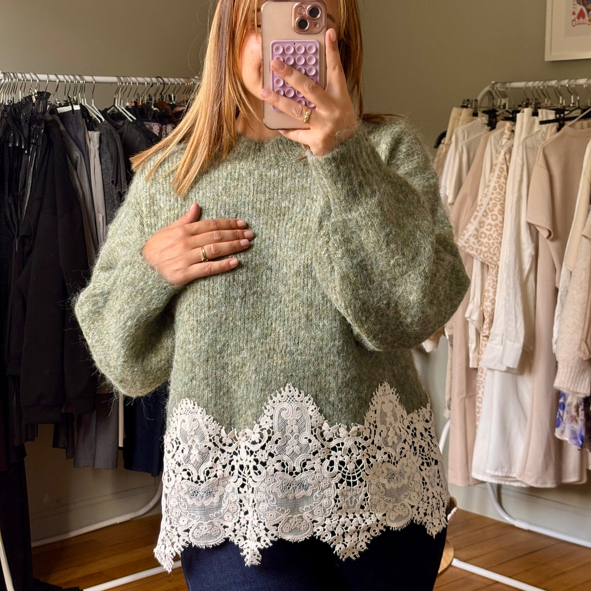 Pull en maille kaki à bordure dentelle