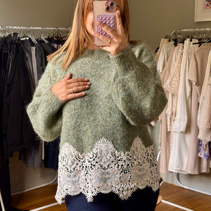 Pull en maille kaki à bordure dentelle