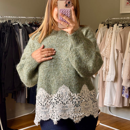 Pull en maille kaki à bordure dentelle