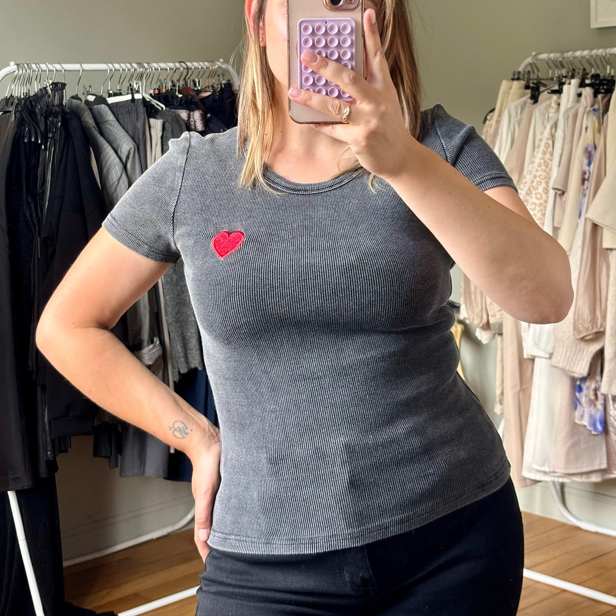 T-shirt gris délavé côtelé à cœur brodé rouge