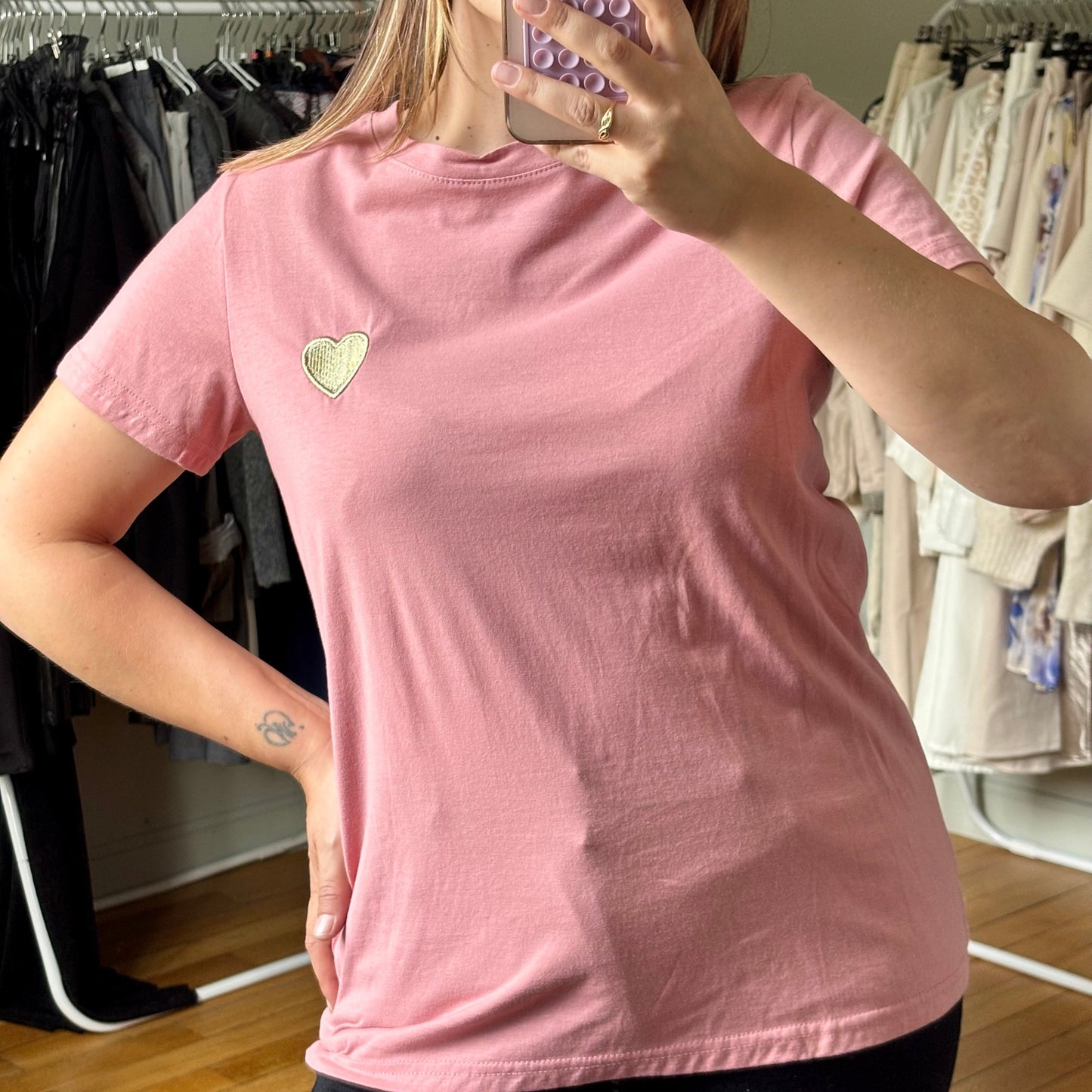 T-shirt rose cœur brodé doré